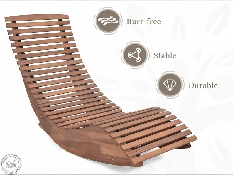 Op de afbeelding: Een houten chaise longue met een gebogen ontwerp. De stoel is gemaakt van horizontale houten latten en heeft een donkerbruine afwerking. De afbeelding bevat de tekst "Burr-free", "Stable" en "Durable".