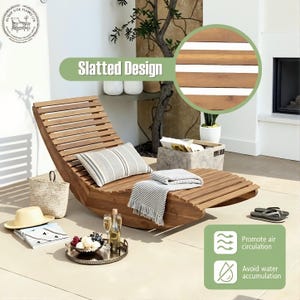 Op de afbeelding: Een houten ligstoel voor buiten met een lattenontwerp. De ligstoel heeft een gebogen vorm en wordt vergezeld door een gestreept kussen, een deken en een kleine bijzettafel met drankjes en snacks. Een strohoed en een rieten mand zijn ook zichtbaar.