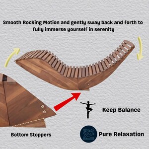 Op de afbeelding: Een houten schommelstoel met een gebogen ontwerp, met latten voor de zitting en rugleuning. De afbeelding bevat de tekst "Smooth Rocking Motion" en "Pure Relaxation". De stoel heeft "Bottom Stoppers" en is ontworpen om "Keep Balance".