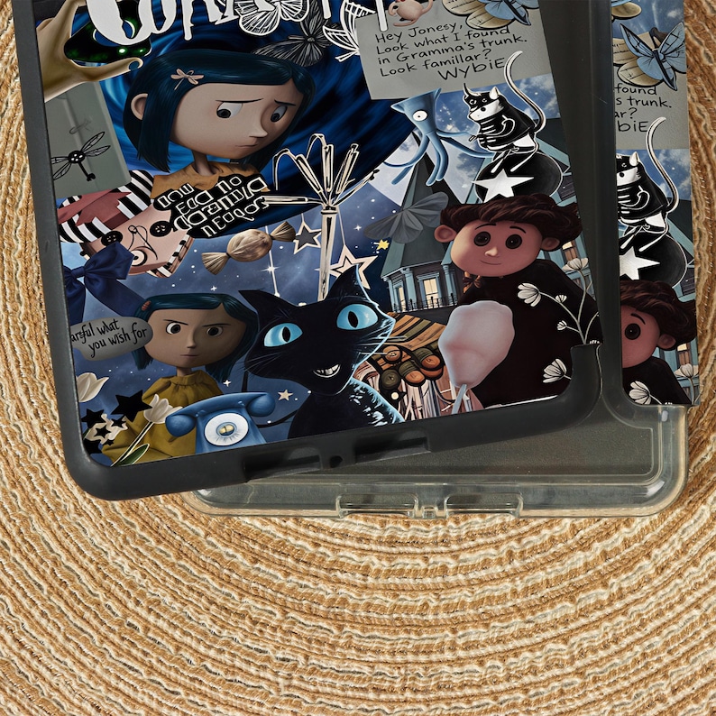 Puede incluir: Una funda de tel&eacute;fono negra con un collage de personajes de Coraline, incluyendo a Coraline Jones, un gato negro con ojos azules y Wybie. El dise&ntilde;o incluye burbujas de texto con di&aacute;logos, un tel&eacute;fono azul y varios elementos gr&aacute;ficos sobre un fondo azul oscuro.