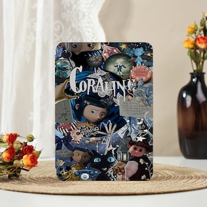 Puede incluir: Un letrero met&aacute;lico rectangular con un collage de personajes y motivos de la pel&iacute;cula Coraline en tonos azules, negros y blancos. El texto Coraline est&aacute; centrado en blanco, con texto adicional que incluye Welcome home y una nota firmada por Wybie.