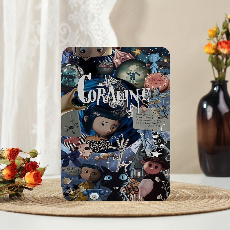 Puede incluir: Un letrero met&aacute;lico rectangular con un collage de personajes y motivos de la pel&iacute;cula Coraline en tonos azules, negros y blancos. El texto Coraline est&aacute; centrado en blanco, con texto adicional que incluye Welcome home y una nota firmada por Wybie.