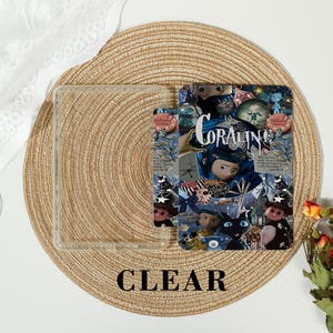 Puede incluir: Una funda de tel&eacute;fono rectangular transparente con un collage de personajes y motivos de la pel&iacute;cula Coraline, incluyendo el t&iacute;tulo, un gato negro y varias escenas. El dise&ntilde;o est&aacute; impreso sobre una base transparente de est&eacute;tica oscura.