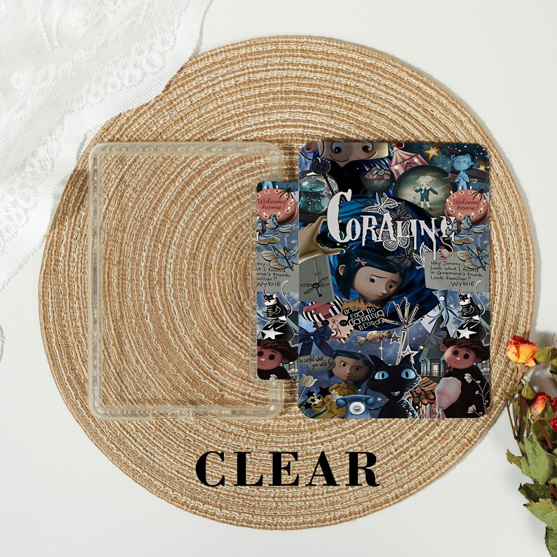 Puede incluir: Una funda de tel&eacute;fono rectangular transparente con un collage de personajes y motivos de la pel&iacute;cula Coraline, incluyendo el t&iacute;tulo, un gato negro y varias escenas. El dise&ntilde;o est&aacute; impreso sobre una base transparente de est&eacute;tica oscura.