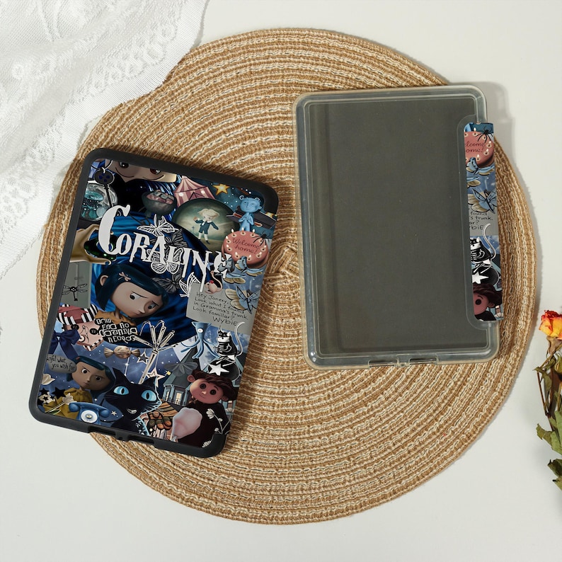 Coraline, funda para Kindle Paperwhite de 12.ª generación (7") y Kindle de 6" (2024), funda/cubierta para Kobo Clara, regalo personalizado para libros, funda con correa. imagen 4