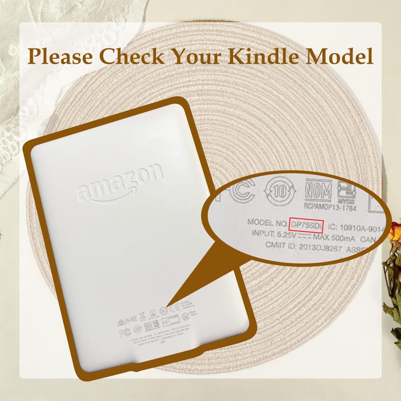 Puede incluir: Un panel trasero de lector electr&oacute;nico Amazon Kindle blanco con un logotipo en relieve. Un gr&aacute;fico circular resalta el texto reglamentario y el n&uacute;mero de modelo DP75SDI. El texto Please Check Your Kindle Model est&aacute; impreso en la parte superior.