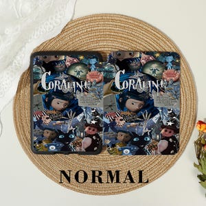 Puede incluir: Una funda protectora rectangular con un collage de im&aacute;genes de la pel&iacute;cula Coraline, que incluye el t&iacute;tulo, el personaje principal, un gato negro y varios iconos de la pel&iacute;cula. El dise&ntilde;o est&aacute; impreso en tonos azul oscuro, negro y neutros.