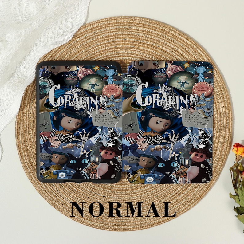 Puede incluir: Una funda protectora rectangular con un collage de im&aacute;genes de la pel&iacute;cula Coraline, que incluye el t&iacute;tulo, el personaje principal, un gato negro y varios iconos de la pel&iacute;cula. El dise&ntilde;o est&aacute; impreso en tonos azul oscuro, negro y neutros.