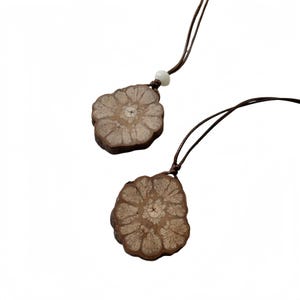 Colgante difusor de aceites esenciales de madera de ratán natural, medallón de aromaterapia, joyería bohemia hecha a mano para hombres y mujeres.