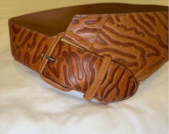 Cinturón ancho de piel marrón Axiom con estampado animal, hecho en Uruguay, talla pequeña (SM)