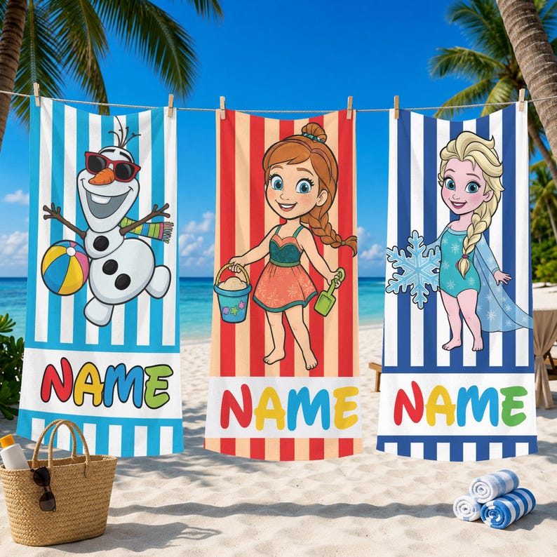 K&ouml;nnte beinhalten: Drei Strandt&uuml;cher h&auml;ngen an einer W&auml;scheleine. Jedes Handtuch zeigt eine Cartoonfigur: Olaf der Schneemann, ein M&auml;dchen mit Zopf und Elsa. Die Handt&uuml;cher haben farbige Streifen und das Wort "NAME" unten.