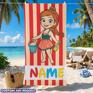 K&ouml;nnte beinhalten: Strandtuch mit einer Cartoon-Illustration eines M&auml;dchens im Badeanzug, das einen Eimer und eine Schaufel h&auml;lt. Das Handtuch hat rote und beige Streifen und ein wei&szlig;es Band mit dem Wort "NAME" in bunten Buchstaben. Der untere Teil des Handtuchs tr&auml;gt den Text "CUSTOM ANY REQUEST".
