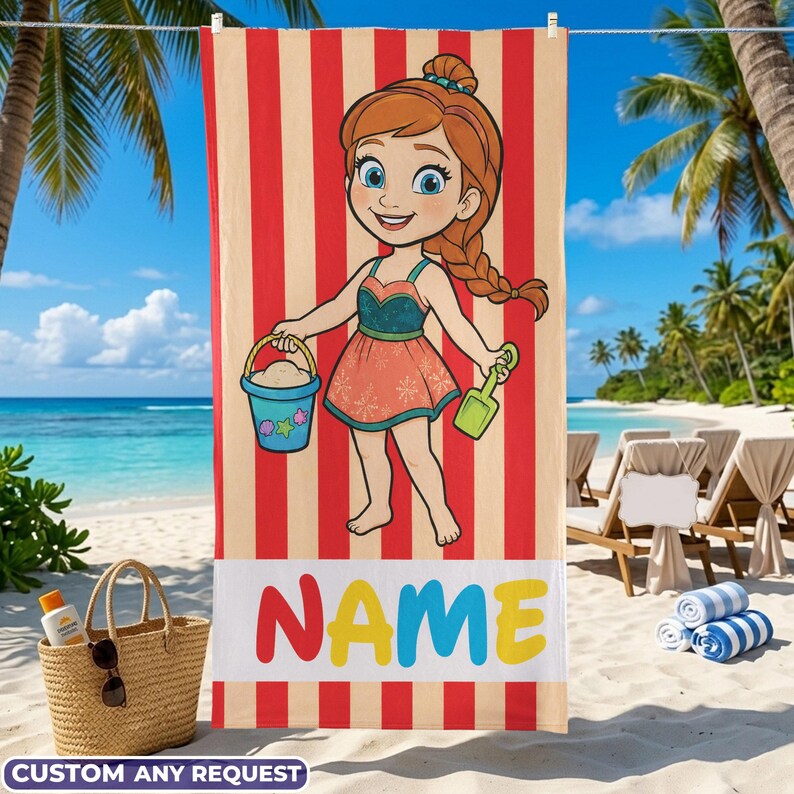 K&ouml;nnte beinhalten: Strandtuch mit einer Cartoon-Illustration eines M&auml;dchens im Badeanzug, das einen Eimer und eine Schaufel h&auml;lt. Das Handtuch hat rote und beige Streifen und ein wei&szlig;es Band mit dem Wort "NAME" in bunten Buchstaben. Der untere Teil des Handtuchs tr&auml;gt den Text "CUSTOM ANY REQUEST".