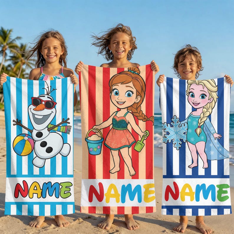 K&ouml;nnte beinhalten: Drei Strandt&uuml;cher mit Cartoonfiguren und dem Wort "NAME". Ein Handtuch zeigt Olaf den Schneemann, ein anderes Anna und das dritte Elsa. Die Handt&uuml;cher haben gestreifte Hintergr&uuml;nde in Blau, Rot und Blau.