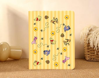 "Winnie Striped Print,iPad Hülle für iPad Pro 2025/24/22,Neue iPad Air 7-11/13 "2026 Hülle,iPad 6/7/8,iPad Hülle mit Stifthalter."