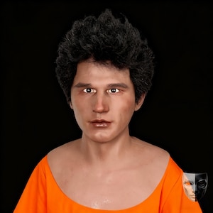 Puede incluir: Una máscara masculina realista con cabello oscuro y rizado y ojos marrones. La máscara es de color carne y tiene una estructura facial detallada. La persona lleva una camiseta naranja sobre un fondo negro. Una pequeña máscara está en la esquina inferior derecha.