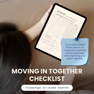 Könnte beinhalten: Ein digitales Tablet zeigt eine Space Merger Guide Checkliste für die Zusammenlegung von Haushalten. Ein hellblauer Haftnotizzettel enthält den Text: A printable shared home planner for merging households, sorting duplicates, and organizing your space together. Text: MOVING IN TOGETHER CHECKLIST, 6 Guided Pages, A4 + US Letter, Instant PDF.