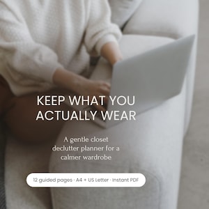Op de afbeelding: Een persoon gebruikt een laptop op een witte bank. De afbeelding bevat de tekst "KEEP WHAT YOU ACTUALLY WEAR" en "A gentle closet declutter planner for a calmer wardrobe". De tekst vermeldt ook "12 begeleide pagina's".