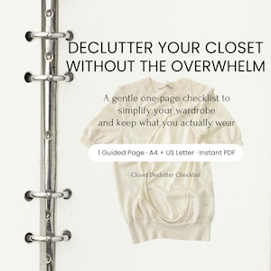 Op de afbeelding: Crèmekleurige trui met een ronde hals en korte mouwen. De afbeelding bevat tekst: "DECLUTTER YOUR CLOSET WITHOUT THE OVERWHELM" en "A gentle one-page checklist to simplify your wardrobe and keep what you actually wear."