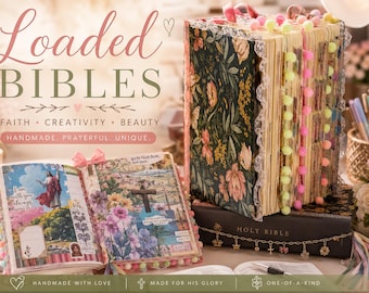 Puede incluir: Una Biblia decorada con una cubierta de flores oscuras, detalles en rosa y verde, encaje blanco y marcadores de página con pompones de neón. Las páginas abiertas muestran coloridos collages religiosos, ilustraciones florales y texto impreso.