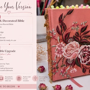 Op de afbeelding: Een koraalkleurig boek met ingewikkeld bloemenborduurwerk op de kaft, voorzien van een goudkleurige bedelketting langs de rug en een pomponrand. De linkerkant toont de tekst Choose Your Version met details over optie 1 en optie 2.