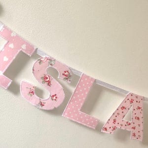 Bandeirinha com nome personalizado, faixa com letras personalizadas, guirlanda de parede para berçário, decoração com nome personalizado, presente para bebê, floral rosa e branco