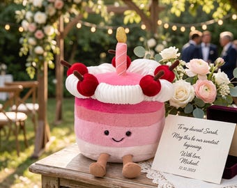 Peluche Jellycat Amuseables con forma de pastel de cumpleaños de cereza - Regalo de aniversario, juguete de peluche suave (apropiado para la habitación del bebé), sorpresa de cumpleaños para un amigo.