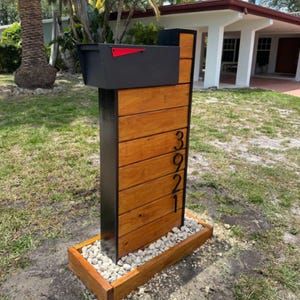 Poste de buzón de madera moderno con base de piedra – Soporte de buzón de lujo para exteriores, letrero de dirección personalizado, decoración paisajística contemporánea para realzar el atractivo exterior de su propiedad.