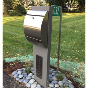 Poste de buzón LED moderno: letrero de dirección iluminado, buzón de metal contemporáneo, números de casa iluminados, decoración para exteriores que realza el atractivo de la fachada.