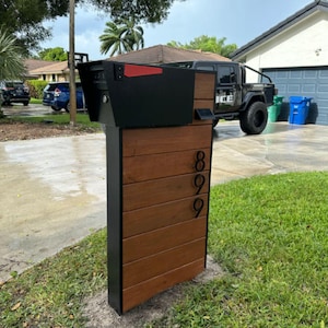 Poste de buzón de madera moderno con números de casa personalizados: soporte de buzón exterior de lujo, letrero de dirección contemporáneo, mejora del atractivo exterior de su hogar.