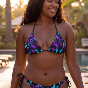 Top de bikini de tiras con estampado de pantera neón / Top de baño con lazo lateral y estampado animal en negro, azul y morado / Traje de baño de bikini triangular de talla grande, reciclado, combinable y personalizable