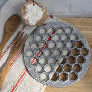 Cast Aluminum Pelmeni Maker – 37 Dumpling Mold, Authentic Eastern European Kitchenware