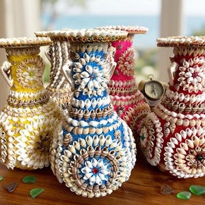 Jarrón decorativo de conchas hecho a mano, pieza única de estilo costero campestre.