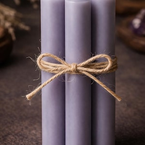 Könnte beinhalten: Eine weiße Keramik-Tasse mit schwarzem Henkel und dem Text "But First, Coffee" in schwarzer, fetter Schrift. Die Tasse steht auf einer weißen Oberfläche. Die Tasse ist etwa 10 cm hoch.