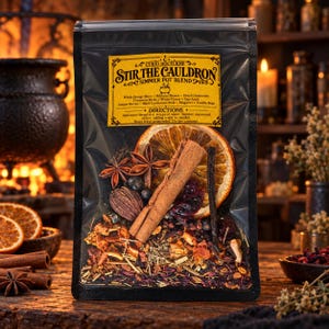 Könnte beinhalten: Ein durchsichtiger Kunststoffbeutel mit einer Simmer-Pot-Mischung und einem gelben Etikett mit der Aufschrift STIR THE CAULDRON. Die Mischung enthält eine getrocknete Orangenscheibe, Zimtstangen, Sternanis, Kardamomkapseln und Wacholderbeeren.