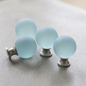Gałka meblowa Aqua Sphere Frosted | Uchwyt szuflady w kolorze szkła morskiego | Uchwyt do komody w stylu Coastal Modern | Osprzęt łazienkowy | 3 wykończenia podstawy