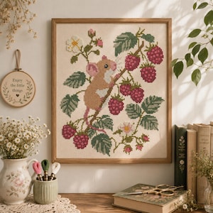 Korsstygnsmönster med hallonmus, broderidiagram med Woodland Cottagecore (PDF)
