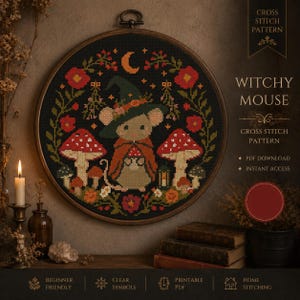Könnte beinhalten: Ein Kreuzstichmuster mit einem Hexenmaus-Design. Das Design zeigt eine Maus mit Hexenhut und Umhang, umgeben von Pilzen und Blumen. Der Text "Witchy Mouse" wird zusammen mit "Cross Stitch Pattern" angezeigt.