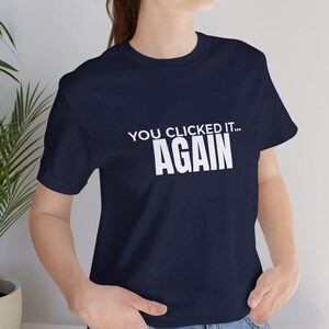 Koszulka z algorytmem, humor w mediach społecznościowych „Kliknąłeś to... ponownie”, koszulka technologiczna