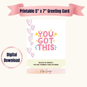 Op de afbeelding: Een bedrukbare wenskaart van 12,7 cm x 17,8 cm met de tekst 'YOU GOT THIS' in roze en geel. De kaart bevat roze hartjes en de woorden 'Geloof in jezelf. Je bent sterker dan je denkt.' De woorden 'Ga door!' zijn ook opgenomen.