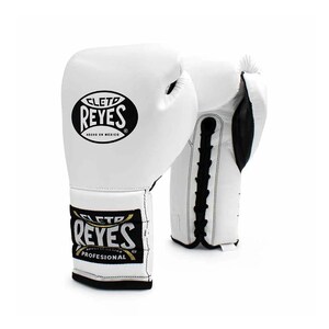 Peut inclure: Paire de gants de boxe en cuir blanc avec des détails et des lacets noirs. Les gants affichent le logo "CLETO REYES" en noir et blanc. Conçus pour le boxe professionnel.