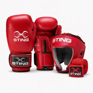 Puede incluir: Un conjunto de equipo de boxeo rojo, que incluye guantes, casco y vendas para las manos. Los guantes y el casco tienen la palabra "STING" impresa en blanco. Las vendas están enrolladas y tienen el mismo logotipo.