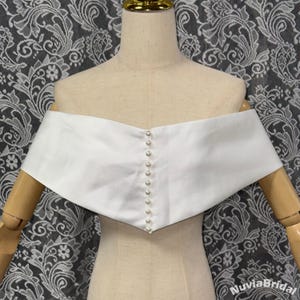 Chal de novia de satén con hombros descubiertos, chal de boda con botones de perlas, cubierta nupcial minimalista, elegante chalín de hombro color marfil