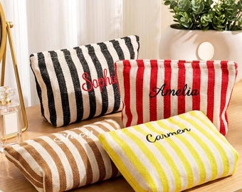 Pochette per cosmetici estiva personalizzata con ricami a righe, astuccio da toilette in tela con monogramma, regalo per addio al nubilato, proposta per damigella d'onore