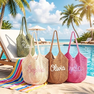 Può includere: Quattro borse tote a trama aperta in verde, beige, marrone e rosa, ciascuna con un nome ricamato sul davanti. Le borse sono su un telo da mare vicino a una piscina, con palme e un cielo soleggiato sullo sfondo.
