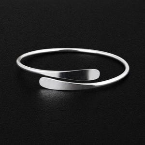 Pulsera minimalista de plata, brazalete abierto ajustable, pulsera sencilla y elegante, brazalete fino apilable, joyería unisex, regalo ideal para el día a día.