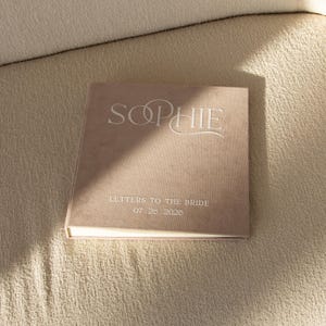 Puede incluir: Un letrero de madera rústico con el texto "Welcome to our home" en un estilo manuscrito. El letrero presenta un acabado envejecido y un diseño simple y acogedor, ideal para un porche o entrada.
