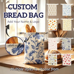 Puede incluir: Una bolsa para pan personalizada con un estampado floral azul sobre fondo crema, cierre enrollable y hebillas laterales. La bolsa contiene dos barras de pan. El texto dice CUSTOM BREAD BAG, Add Your Name & Logo y Multiple styles to choose from.