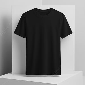 Könnte beinhalten: Ein schlichtes schwarzes T-Shirt mit Rundhalsausschnitt und kurzen Ärmeln. Das Kleidungsstück wird auf einer weißen Oberfläche vor einem weißen Hintergrund präsentiert, was einen minimalistischen Look bietet. Ein vielseitiges Kleidungsstück.