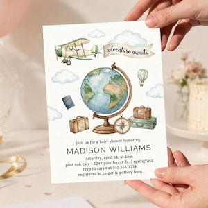 Könnte beinhalten: Eine weiße Babyparty-Einladungskarte mit Aquarellillustrationen eines alten Flugzeugs, eines Globus, eines Kompasses, Koffern und eines Heißluftballons. Der Text lautet adventure awaits, join us for a baby shower honoring MADISON WILLIAMS.